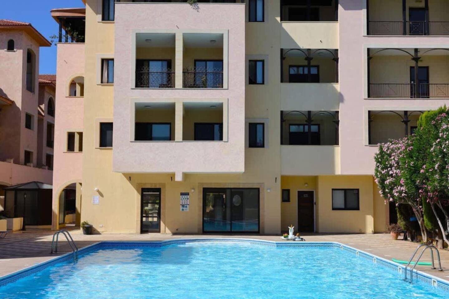 Queens Gardens Paradise Vip, Pool, Mall, Sea Paphos Exterior photo