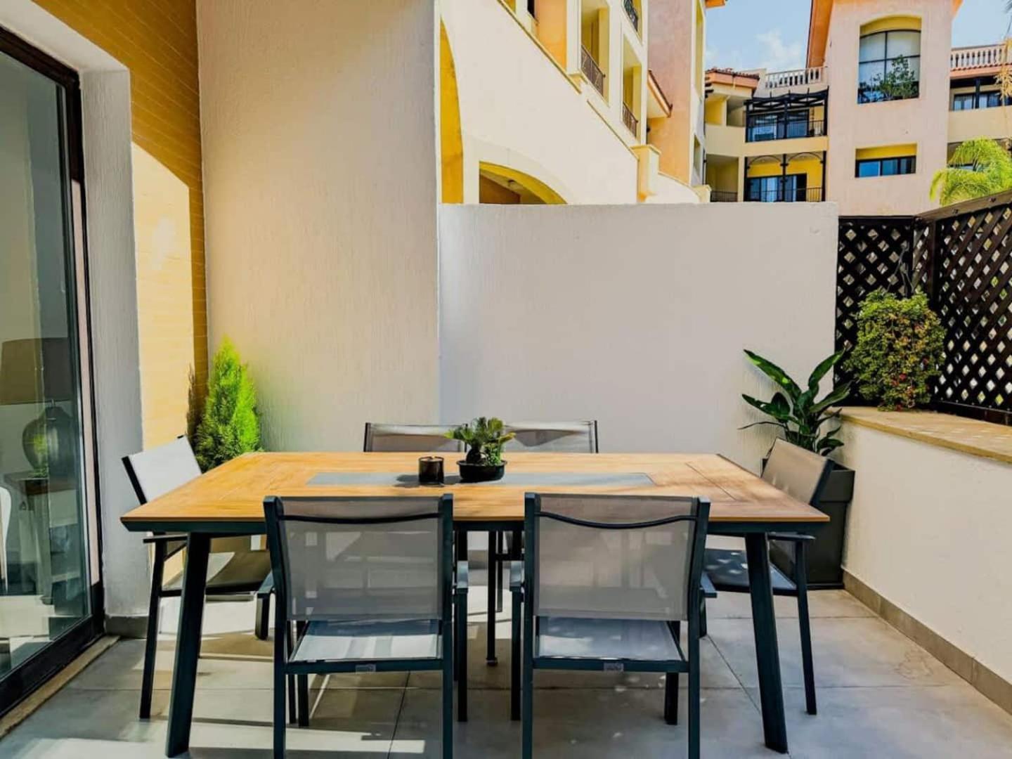 Queens Gardens Paradise Vip, Pool, Mall, Sea Paphos Exterior photo